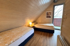 Schlafzimmer im Dachgeschoss mit zwei Einzelbetten