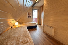 Schlafzimmer im Dachgeschoss mit zwei Einzelbetten