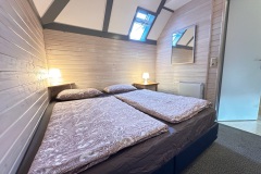 Schlafzimmer im Zwischengeschoss mit Doppelbett