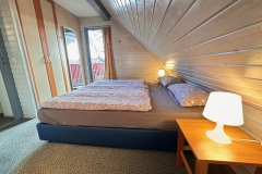 Schlafzimmer im Dachgeschoss mit Doppelbett