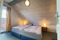 Schlafzimmer im Dachgeschoss mit Doppelbett