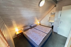 Schlafzimmer im Dachgeschoss mit Doppelbett