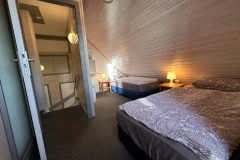Schlafzimmer im Dachgeschoss mit zwei Einzelbetten