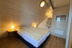 Schlafzimmer im Dachgeschoss mit Doppelbett