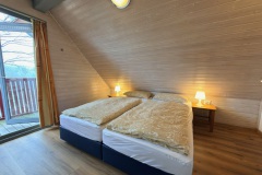 Schlafzimmer im Dachgeschoss mit Doppelbett