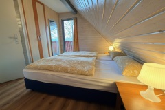 Schlafzimmer im Dachgeschoss mit Doppelbett