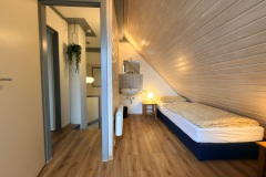 Schlafzimmer im Dachgeschoss mit zwei Einzelbetten